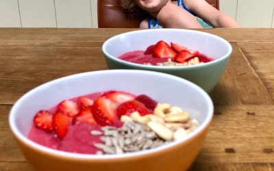 Zomers gezond kinderontbijt met de smoothiebowl