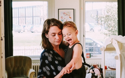 Jana werkt als freelancer met haar kinderen om zich heen