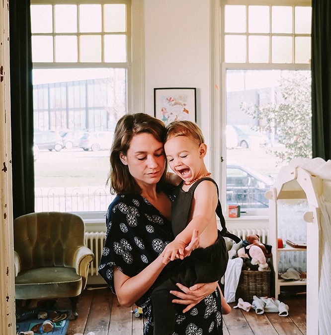 Jana werkt als freelancer met haar kinderen om zich heen