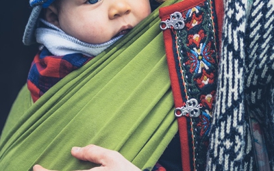 Waarom je je baby niet facing forward draagt