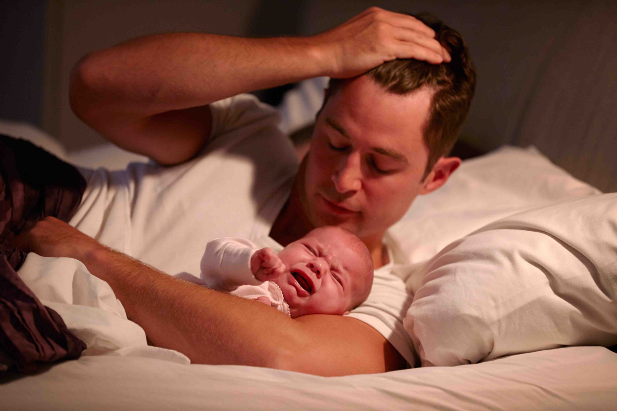vader met huilende baby