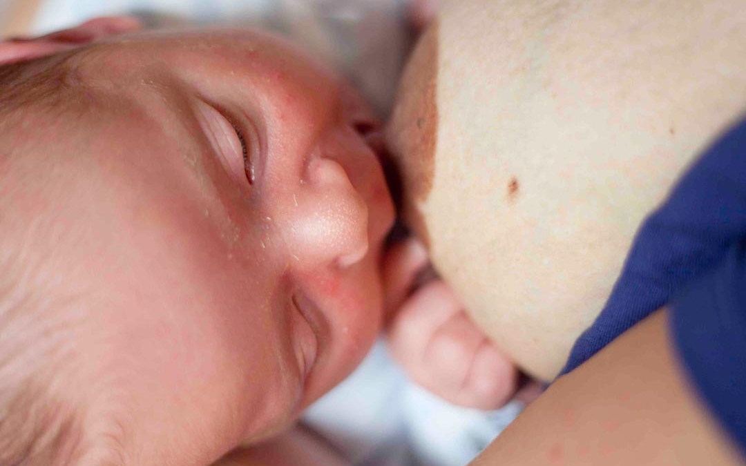 Zo leg je een baby aan de borst