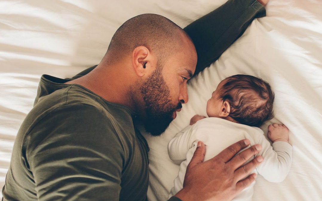 Kan je baby op de buik slapen?