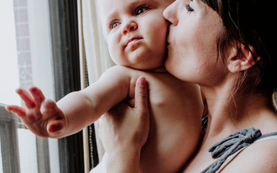 Hoe help ik mijn baby met afscheid nemen?