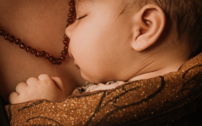 Je baby slaapt alleen op jou? Precies wat hij hoort te doen