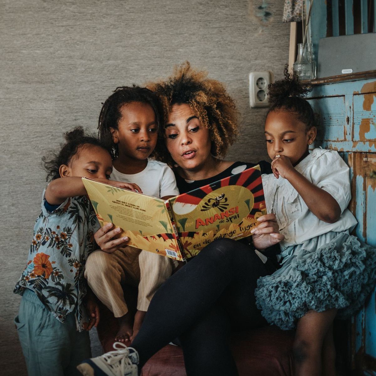 cynthia en kinderen met boek anansie