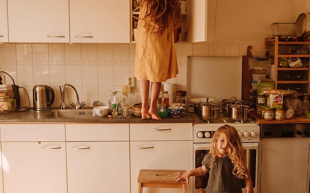 Zo kan je kind helpen in de keuken