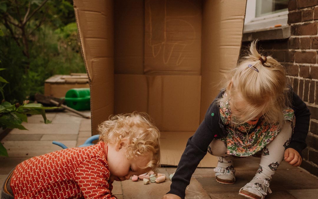 Kinderen blijven creatief door te proeven, voelen en ruiken