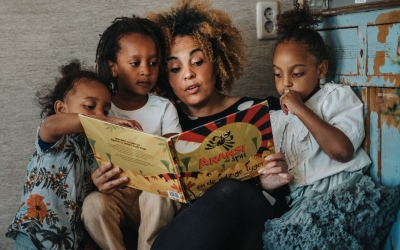 Meer kleur in de boekenkast graag